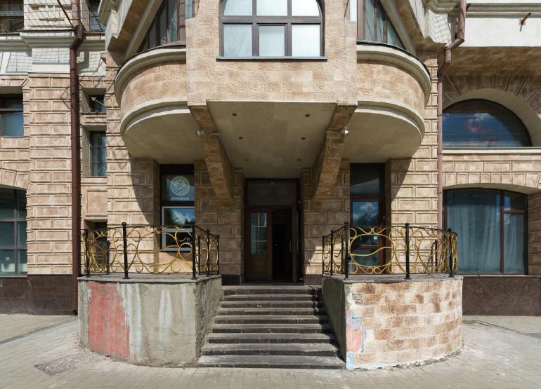 Маяковская Плаза: Вид входной группы снаружи