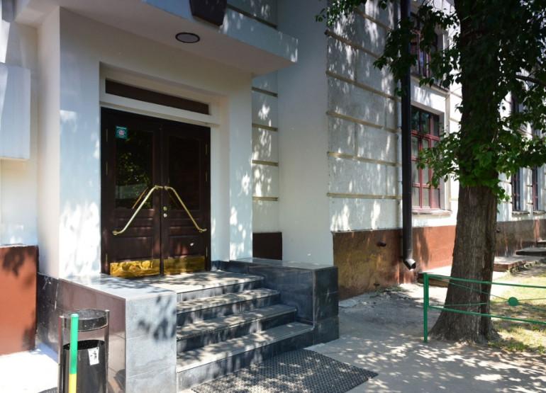 Шухова 14: Вид входной группы снаружи